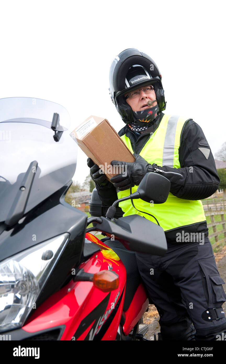 La prestation d'un service de messagerie moto package dans le Leicestershire, Angleterre rurale. Banque D'Images