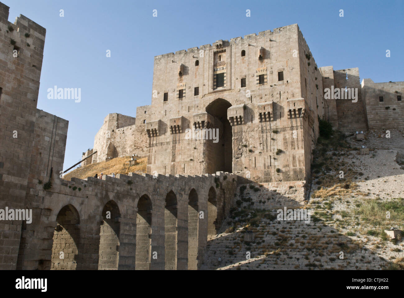 La rampe d'entrée et porte de la Citadelle, Alep, Syrie. Site du patrimoine mondial de l'UNESCO Banque D'Images