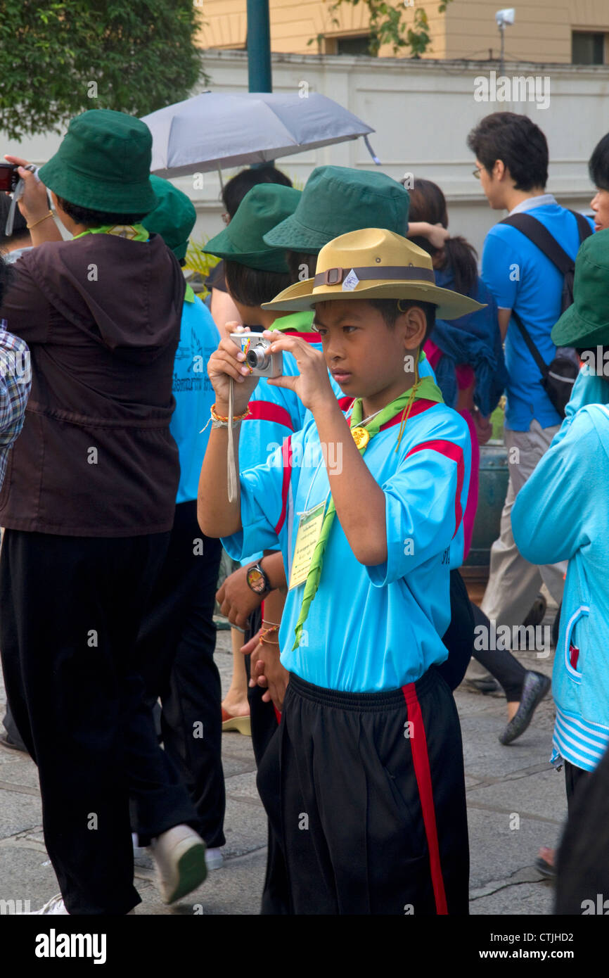 Les élèves de l'école thaïlandaise portant des uniformes scouts Visitez le Grand Palais à Bangkok, Thaïlande. Banque D'Images