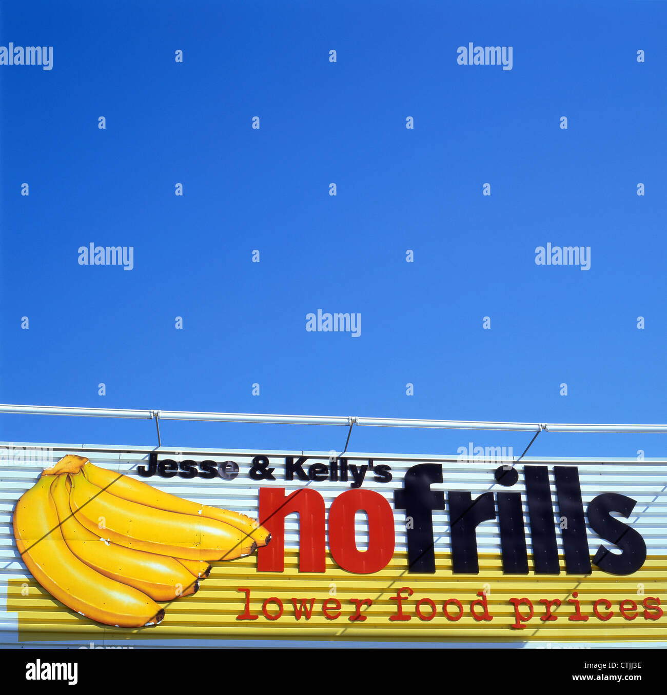 L'affiche « No Frills » de Jess & Kelly se trouve à l'extérieur du  supermarché d'épicerie à bas prix, contre un ciel bleu dans le Canada de  l'Ontario KATHY DEWITT Photo Stock -