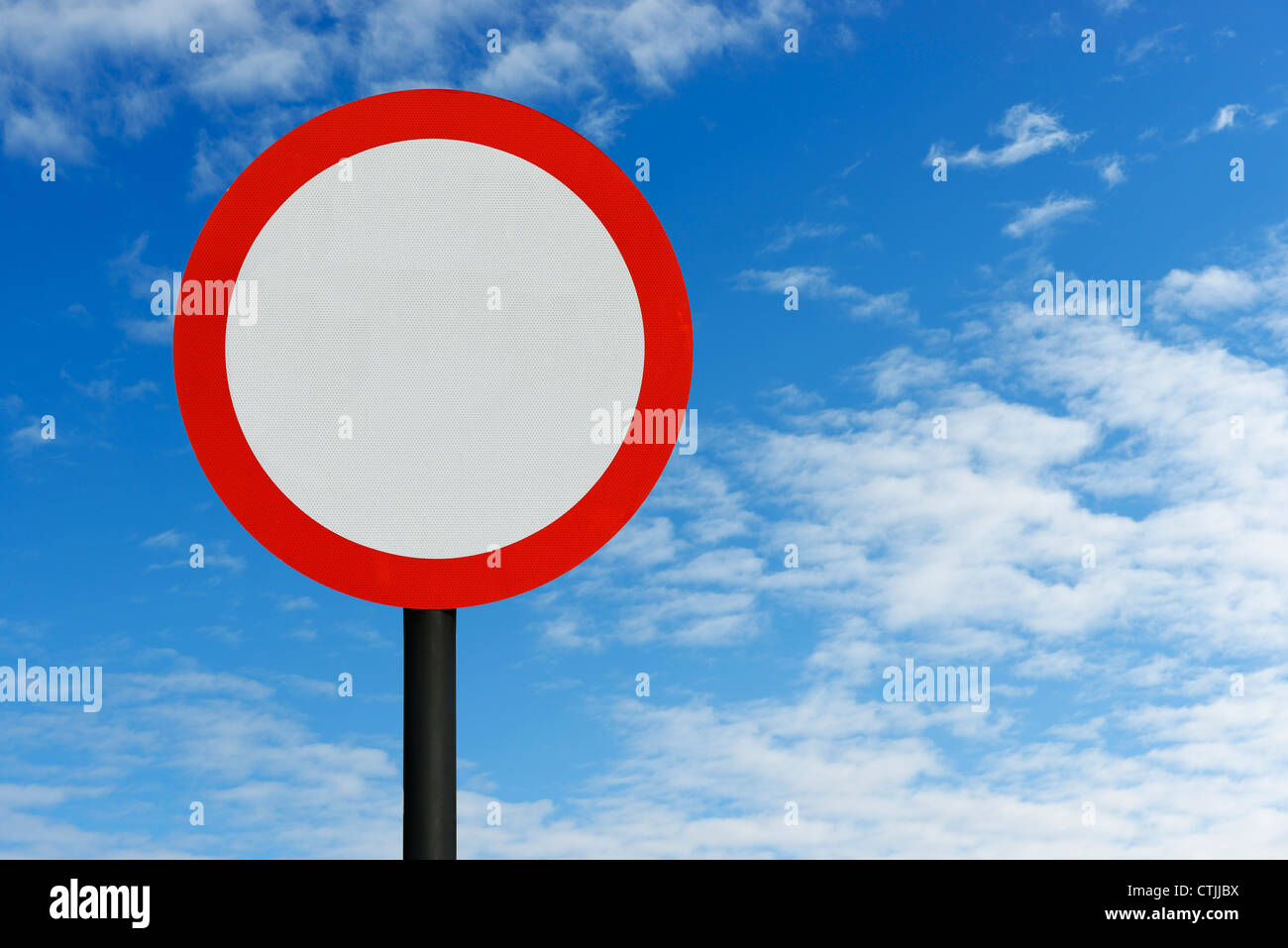 Panneau routier rond rouge et bleu ciel Banque D'Images