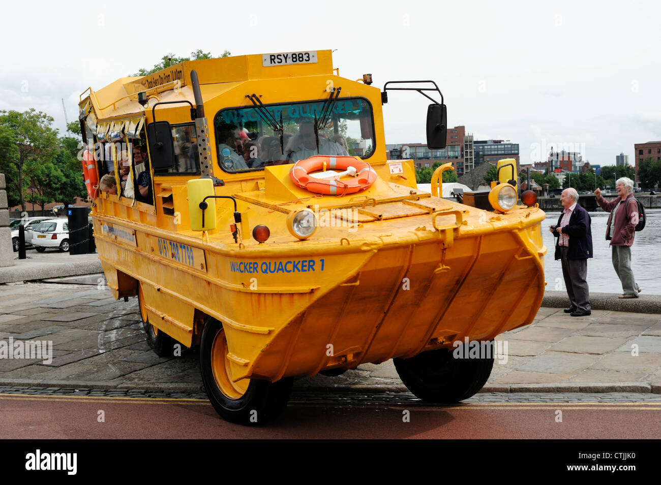 Liverpool Wacker Quacker véhicule excursion en bateau jaune Banque D'Images