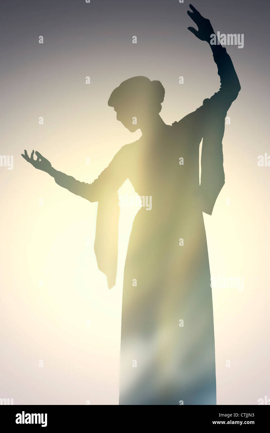 Silhouette d'une femme dansant dans une élégante robe Banque D'Images