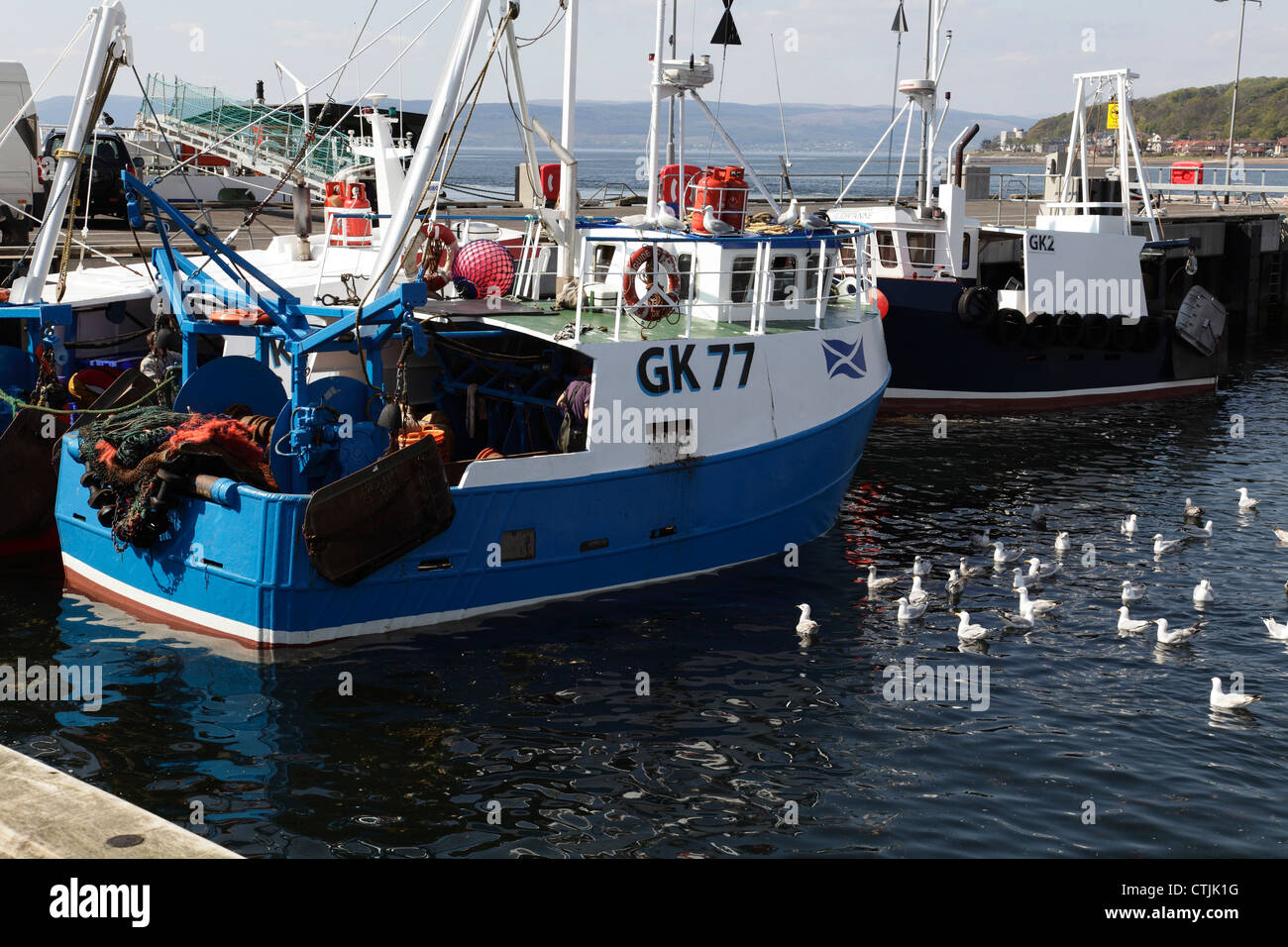 Petits bateaux de pêche dans le port de Largs, sur le Firth of Clyde, dans le nord de l'Ayrshire, en Écosse, au Royaume-Uni Banque D'Images
