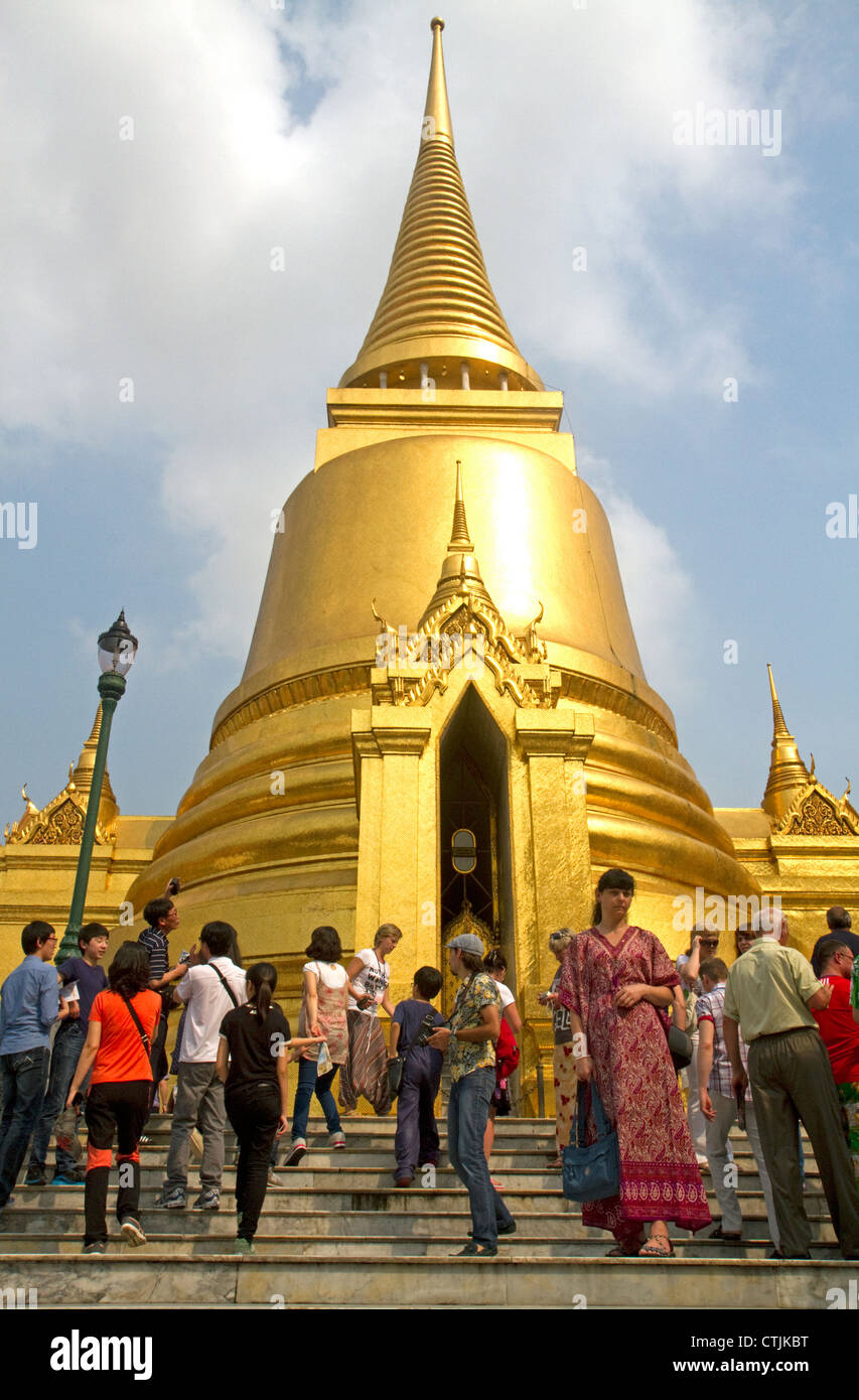 Phra Sri Ratana Chedi au Temple du Bouddha d'Emeraude situé dans l'enceinte du Grand Palace, Bangkok, Thaïlande. Banque D'Images