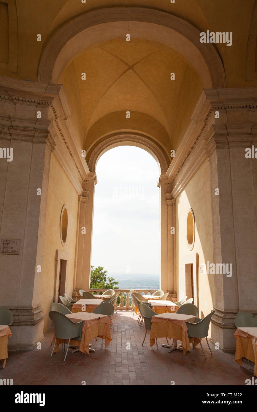 Restaurant couvert à la Villa d'Este à Tivoli à travers l'arche sun streaming Banque D'Images