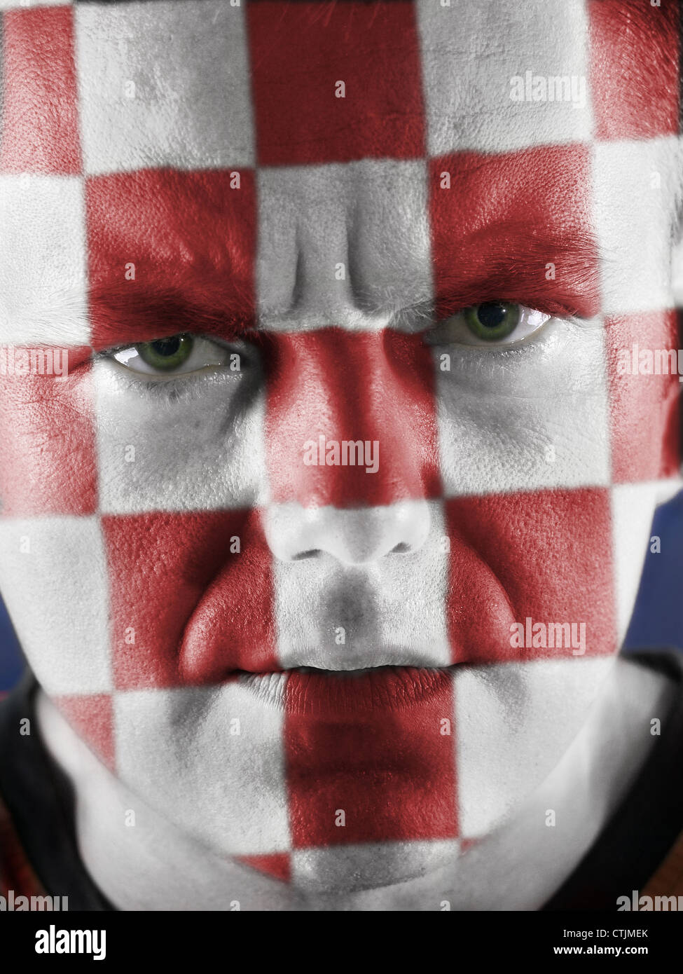 Gros plan du visage jeune supporteur croate peint avec un motif en damier rouge et blanc Banque D'Images