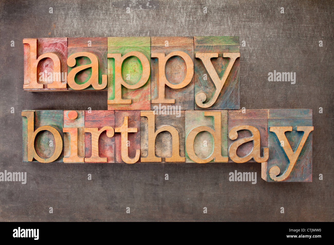 Joyeux Anniversaire Texte En Typographie Vintage Blocs Contre Un Grunge Metal Sheet Photo Stock Alamy