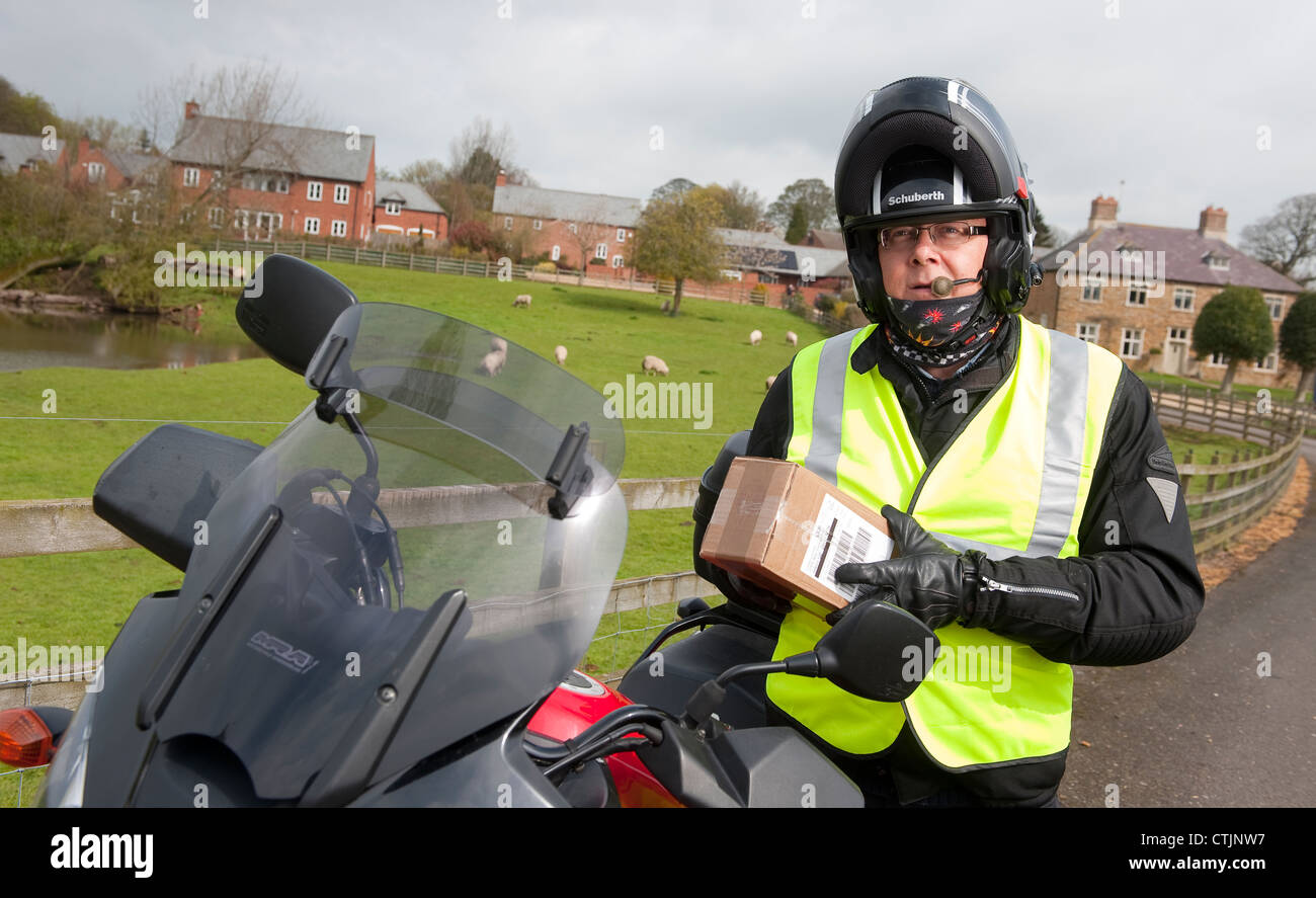 La prestation d'un service de messagerie moto package dans le Leicestershire, Angleterre rurale. Banque D'Images