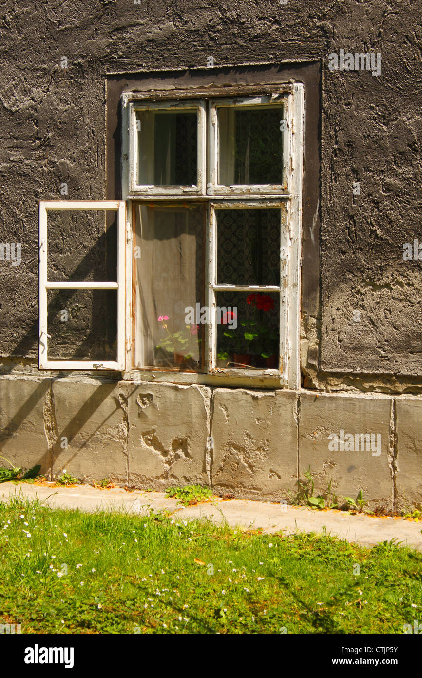 Ouvrir la fenêtre de la Chambre ; Sopron,Gyor-Moson-Sopron, Hongrie Banque D'Images