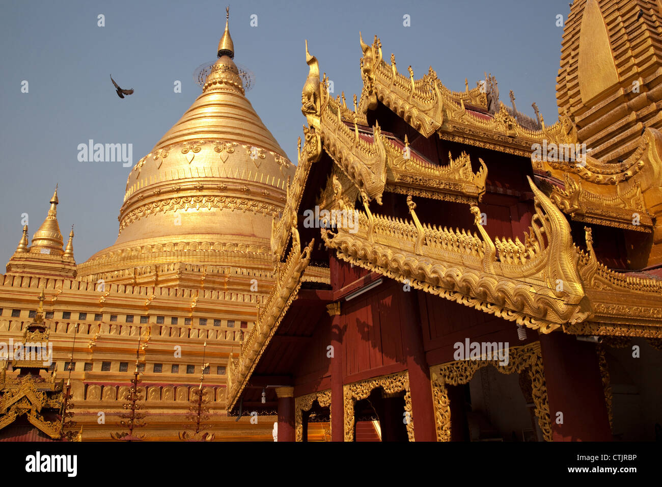 La Pagode Shwezigon (Paya) - un temple bouddhiste situé à Nyaung U, le Myanmar (Birmanie). Banque D'Images