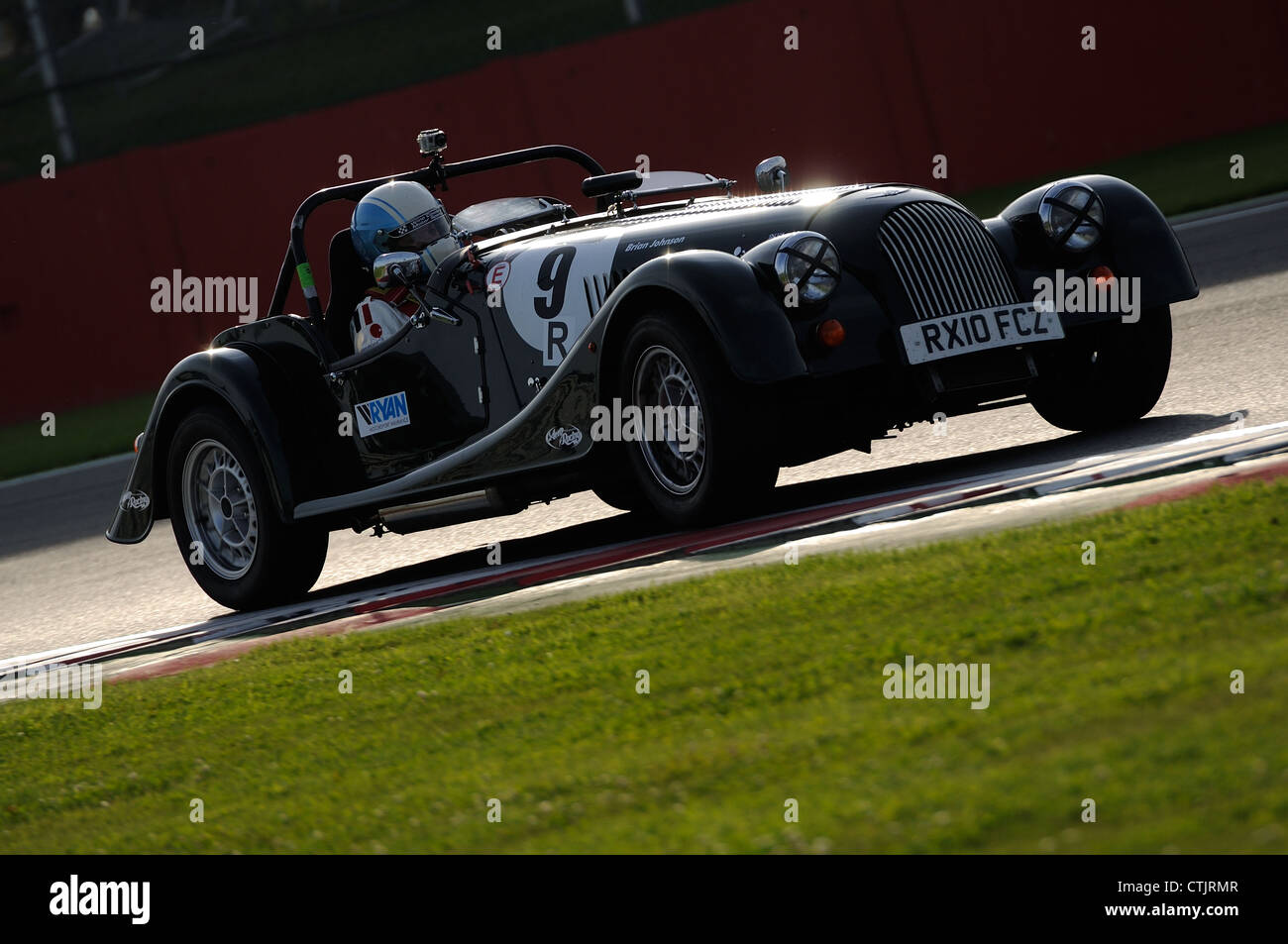 AC/DC/man Brian Johnson's Morgan durant la Léger Défi Celebrity à Silverstone Classic 2012 Banque D'Images