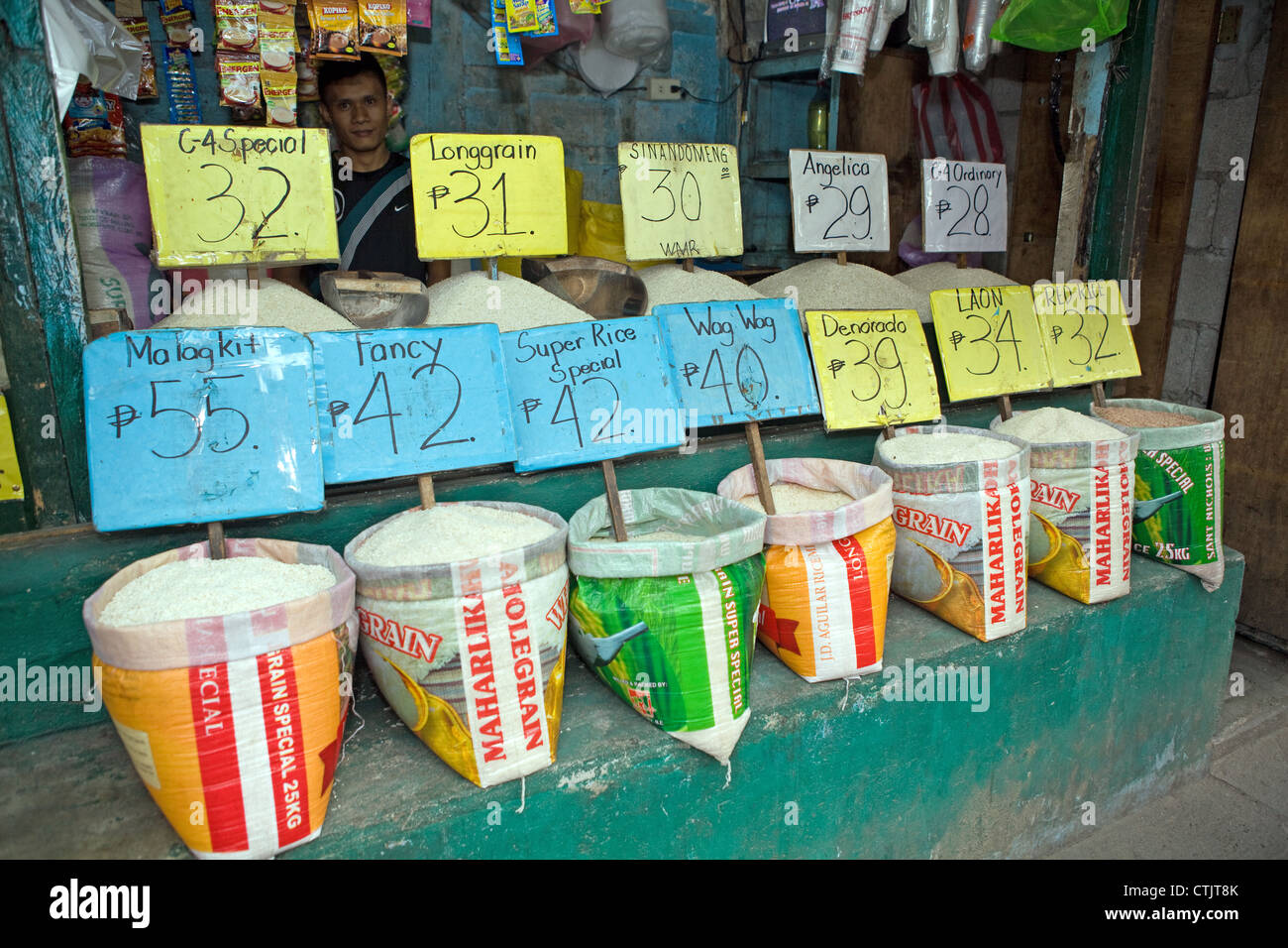 Sacs de riz blanc usiné à la vente à un marché dans les Philippines. Banque D'Images