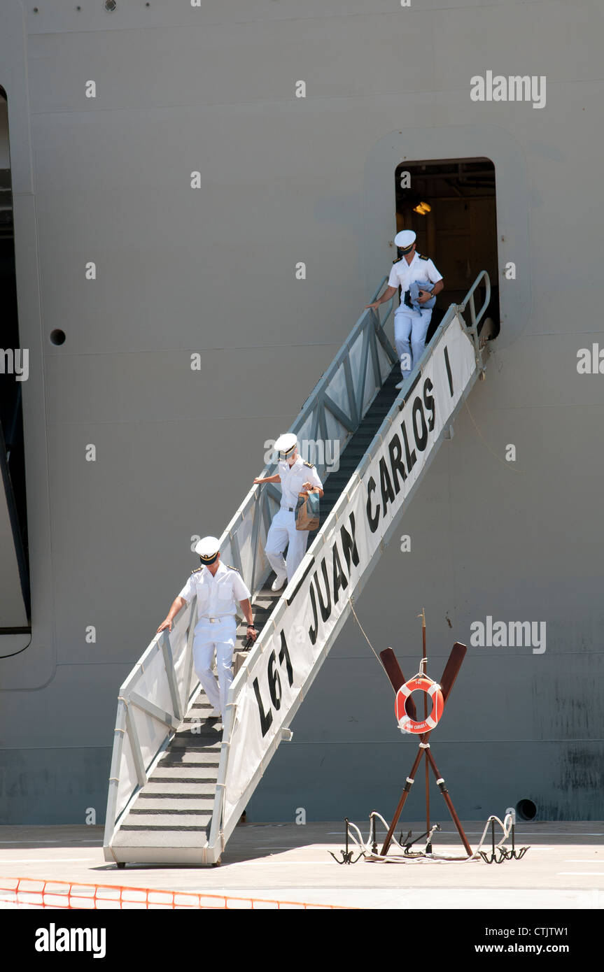 Les officiers de marine espagnol marcher la passerelle de L61 Juan Carlos 1un navire espagnol;al ongside à carthagène espagne Banque D'Images
