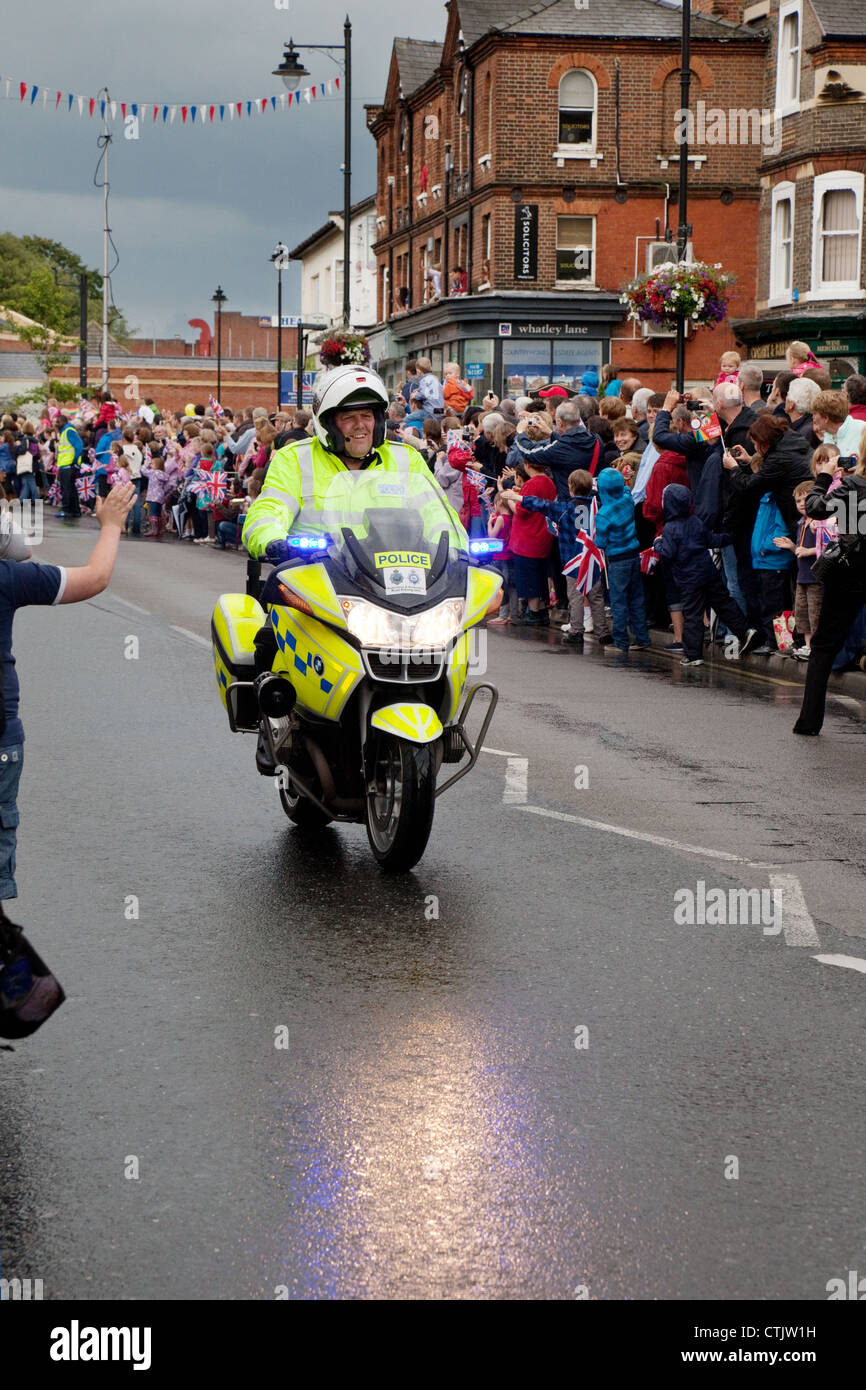 Policier à moto à patrouiller les rues, relais de la flamme olympique de 2012, Newmarket suffolk East Anglia UK Banque D'Images