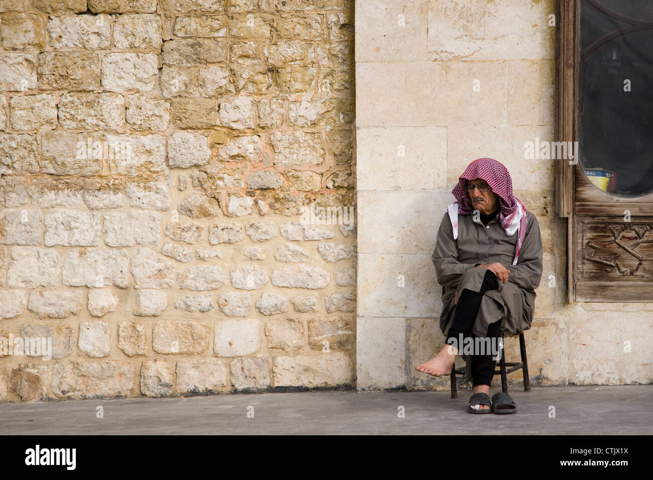 Vieil homme assis sur la selle, à Alep, en Syrie. Banque D'Images