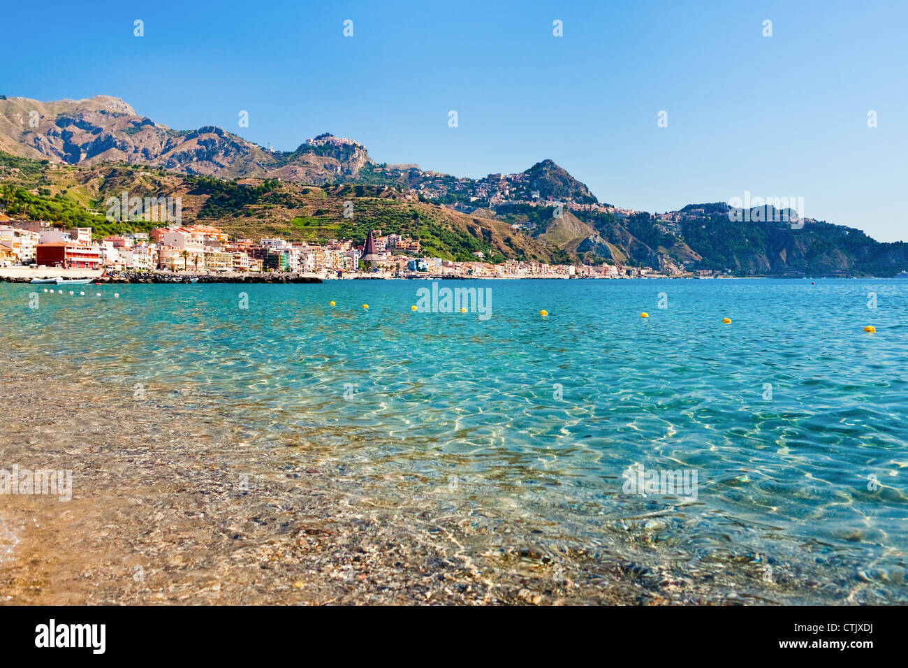 Vue sur Taormina - station touristique très populaire sur la montagne et plage de Giardini Naxos, Sicile Banque D'Images