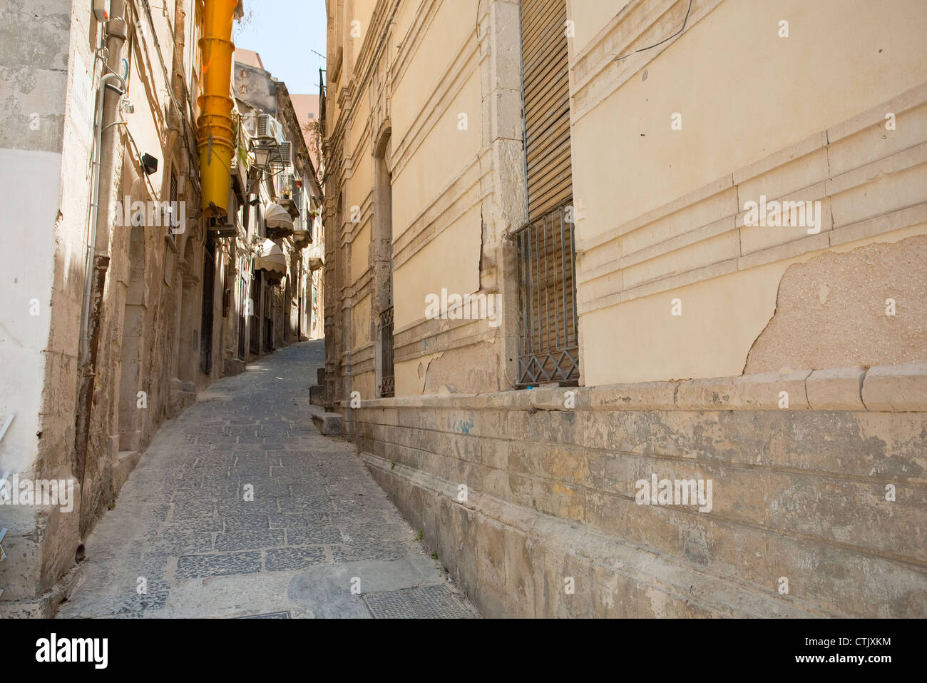 Rue étroite à Syracuse, Italie Banque D'Images