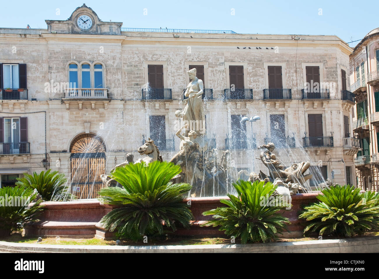 Fontaine sur la Piazza Archimede à Syracuse, Italie Banque D'Images
