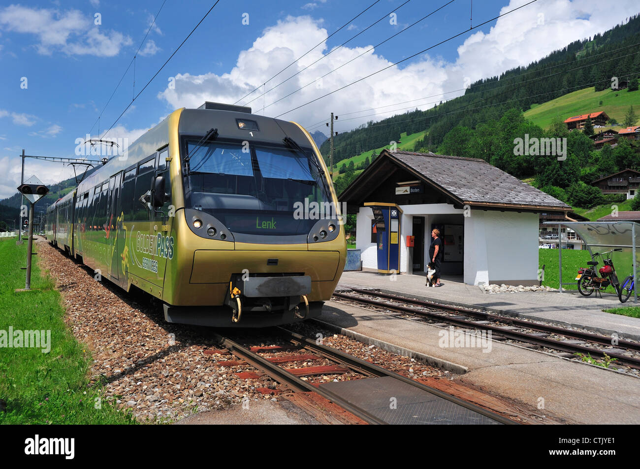 L'arrivée d'un train local à Boden, dans la vallée de la Simme, Suisse Banque D'Images