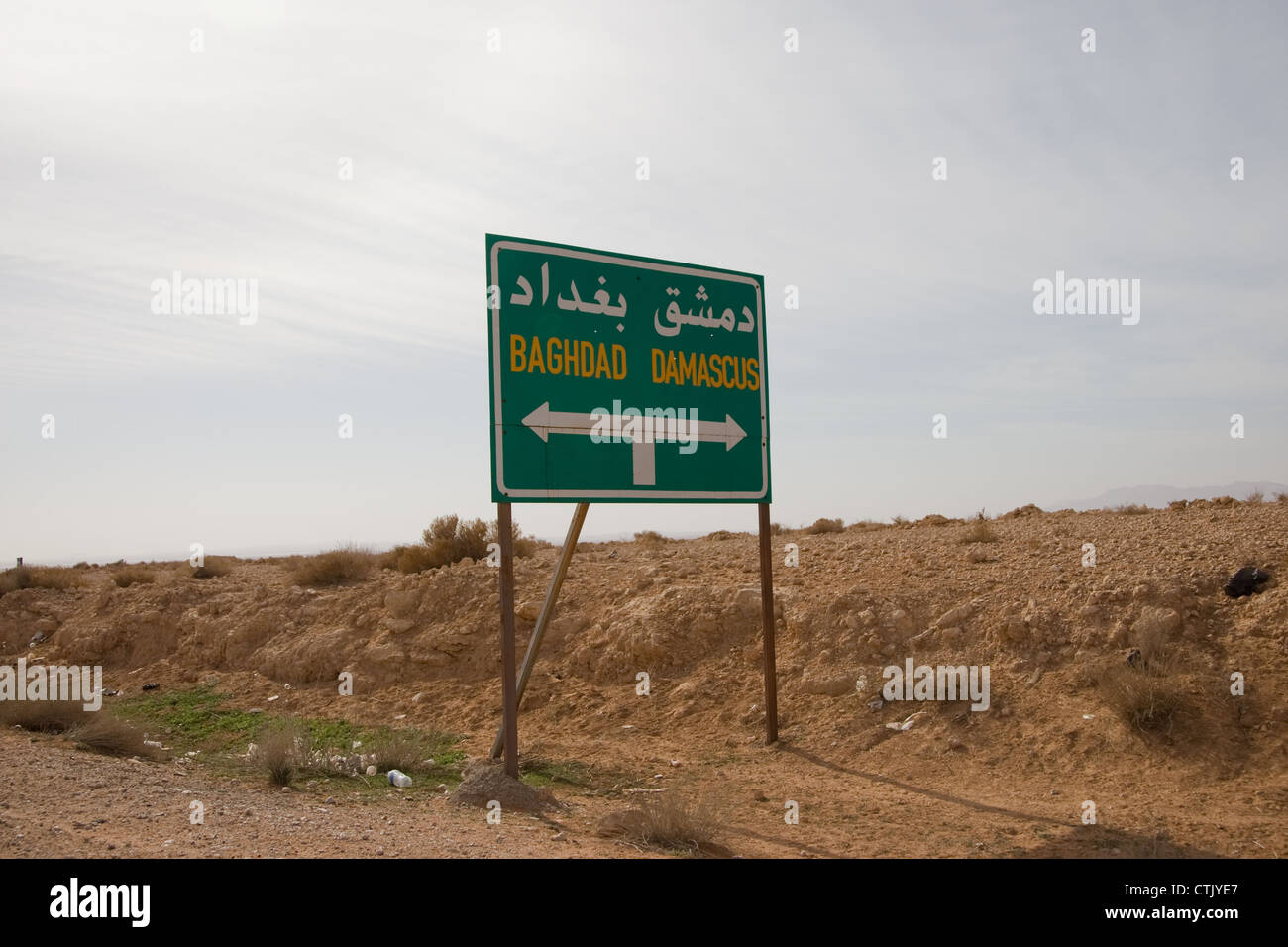 Signe de route de Damas et Bagdad, en Syrie. Banque D'Images