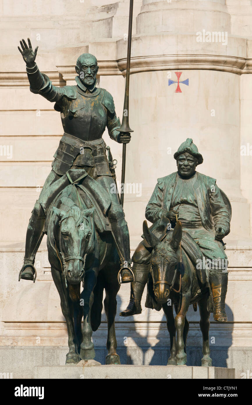 Monuments à Cervantes de Plaza de Espana (son cheval Équitation Don Quijote et Sancho Panza Rocinante Équitation son âne) ; Madrid Banque D'Images
