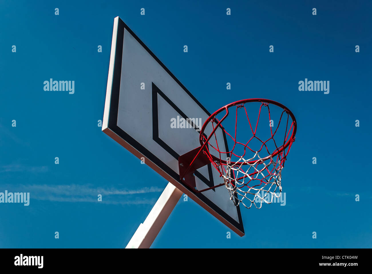 Panneau de basket-ball sous un ciel bleu Banque D'Images