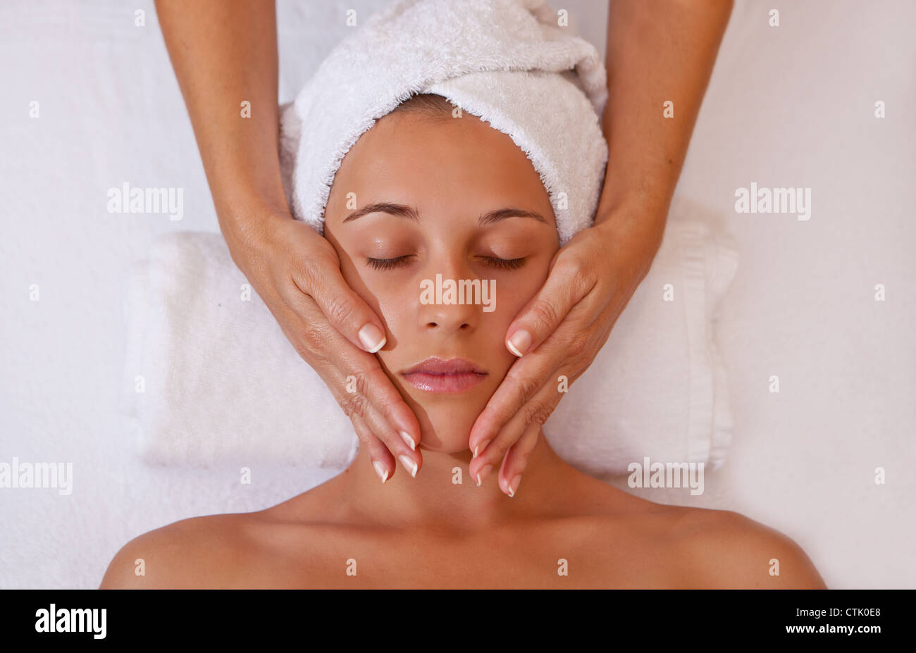 Femme de tête relaxant ou massage du visage Banque D'Images