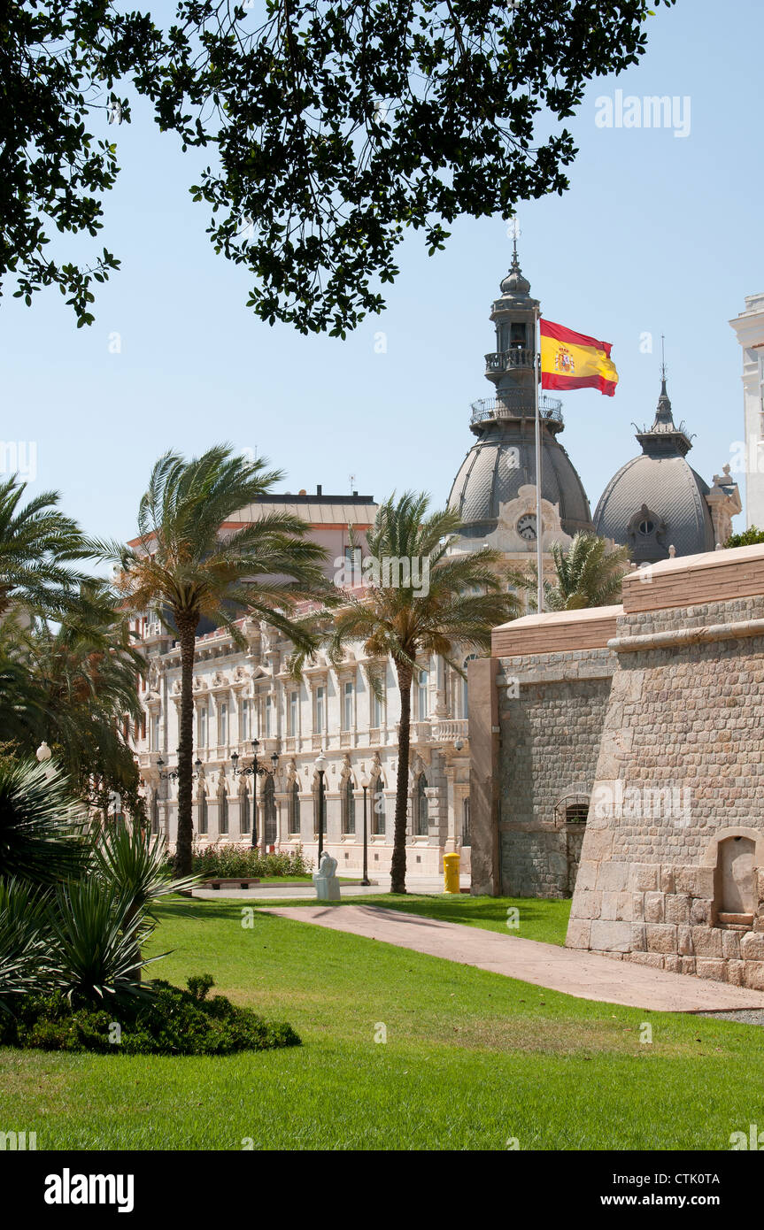 Les murs de la ville de Carthagène avec drapeau national espagnol. Région de Murcie Espagne du sud Banque D'Images