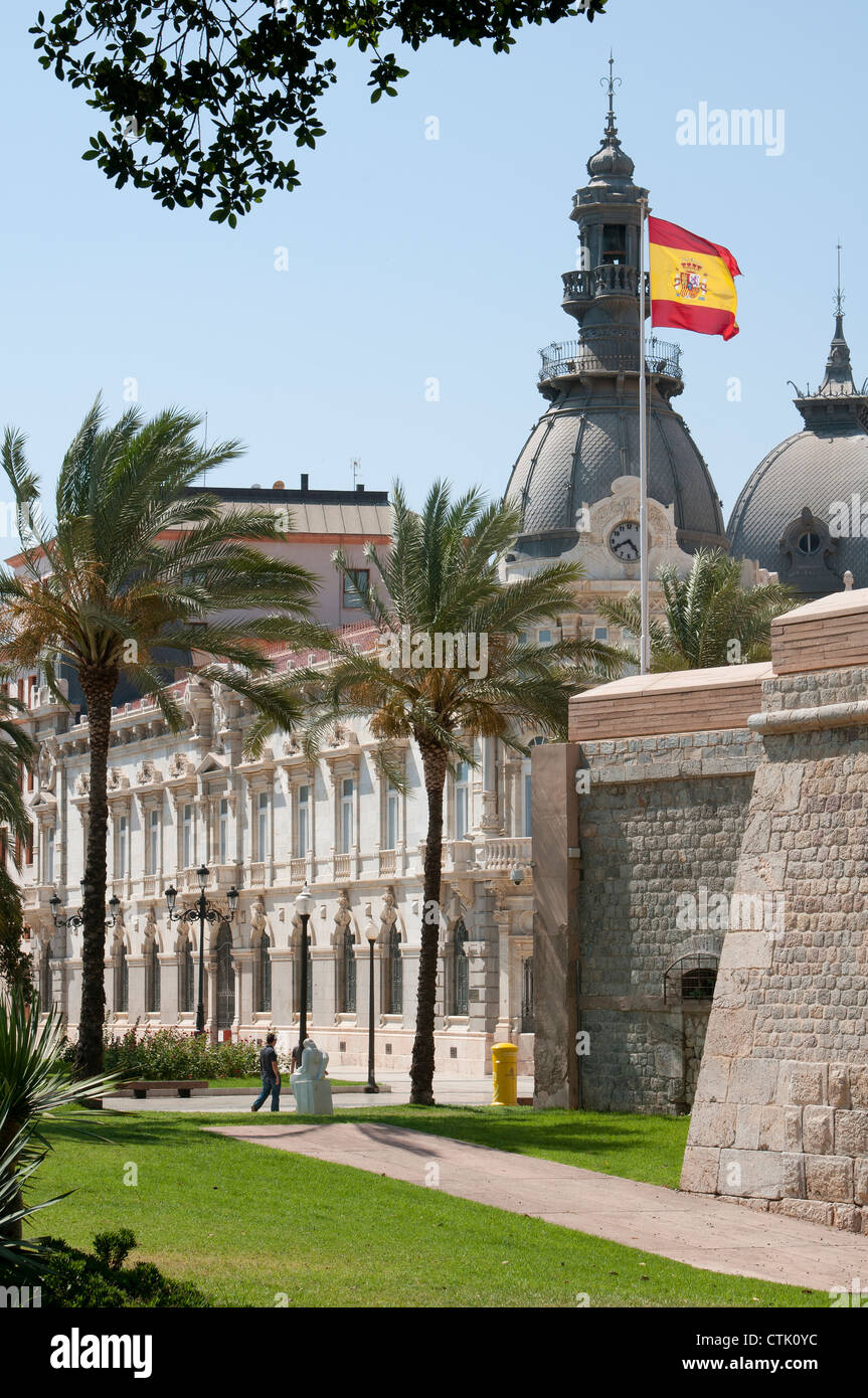 Les murs de la ville de Carthagène avec drapeau national espagnol. Région de Murcie Espagne du sud Banque D'Images