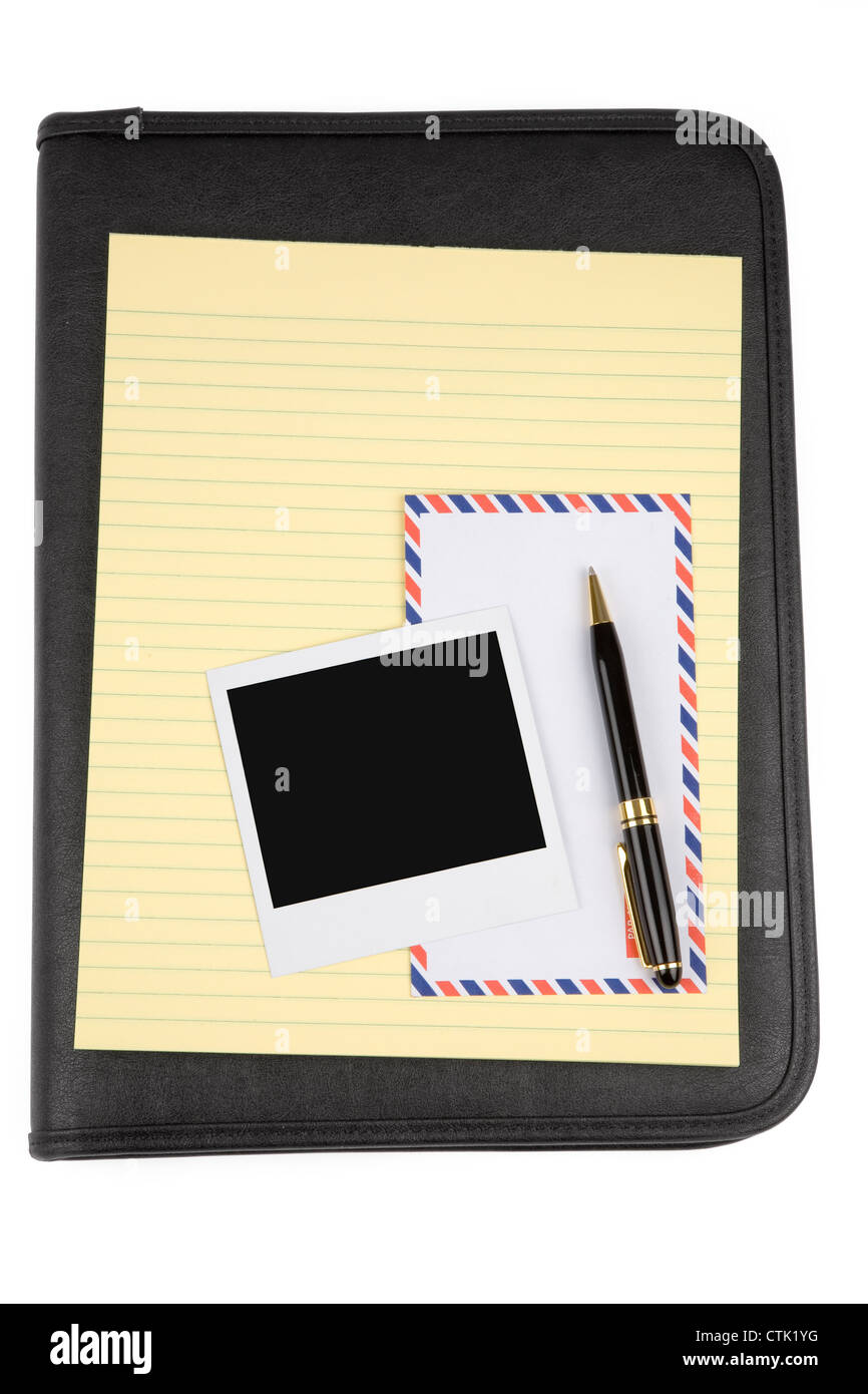 Un noir padfolio et papier à lettres avec fond blanc Banque D'Images
