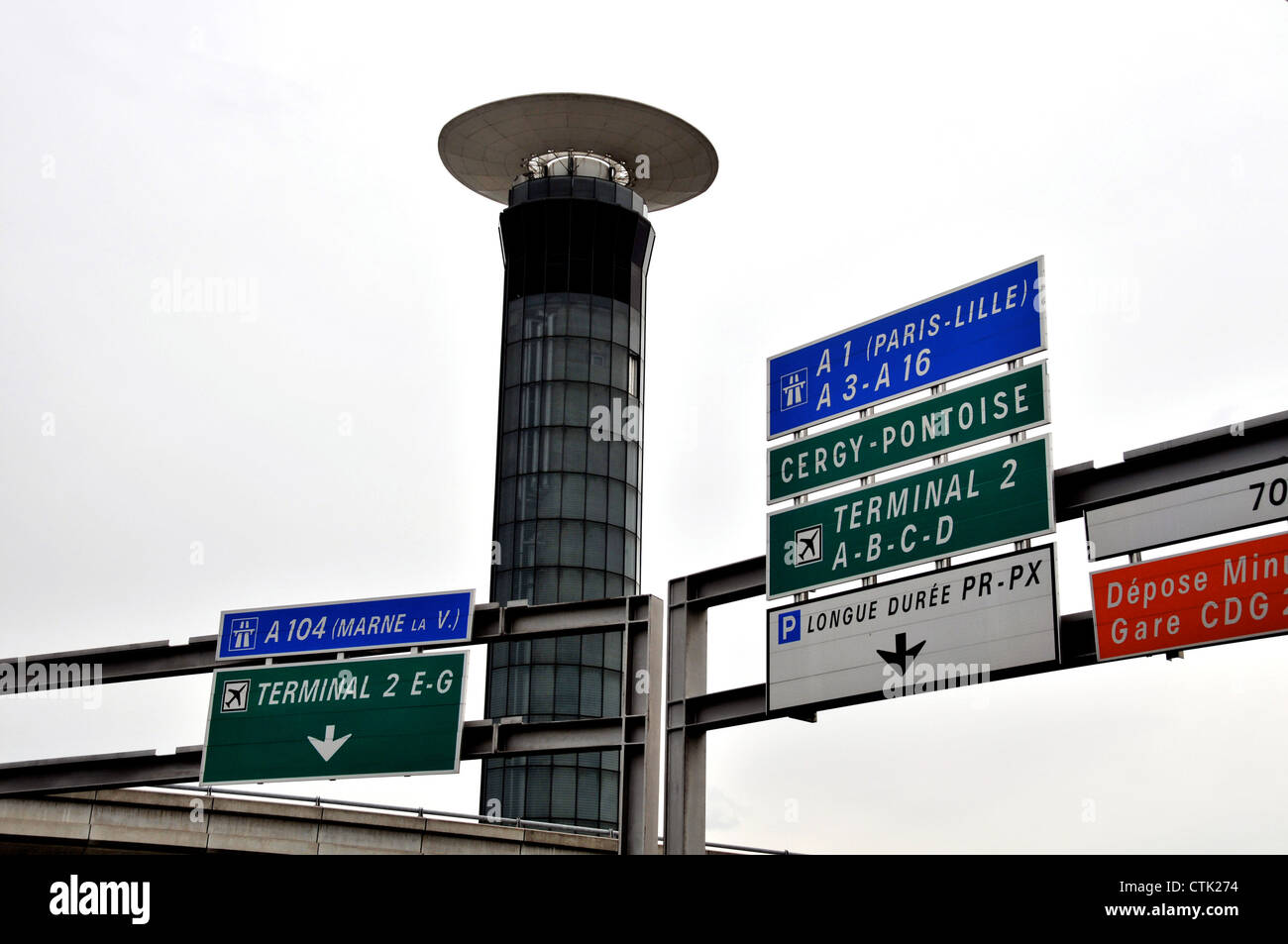 Signe de route tour de contrôle de Roissy Charles de Gaulle terminal 2 France Banque D'Images