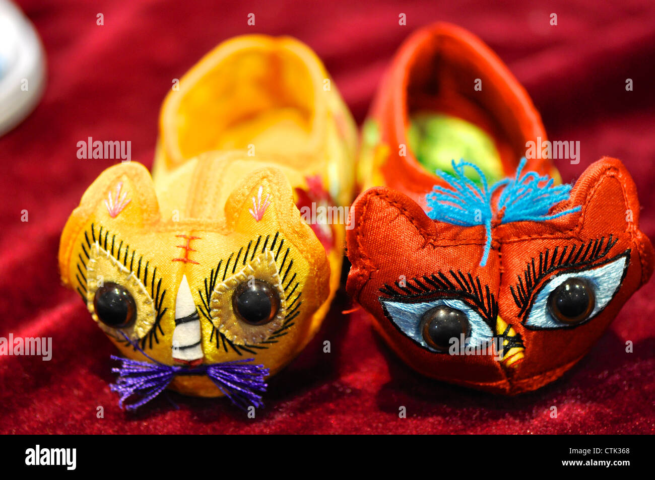 Tissu coloré traditionnel chinois chaussures pour enfant dans une rangée Banque D'Images