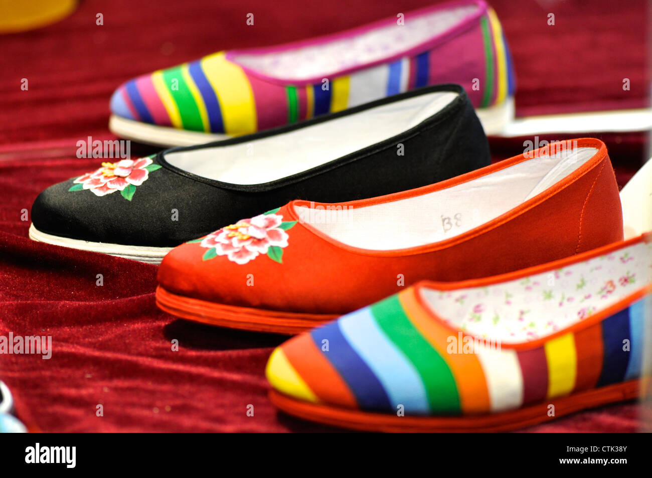 Tissu coloré traditionnel chinois chaussures pour enfant dans une rangée Banque D'Images