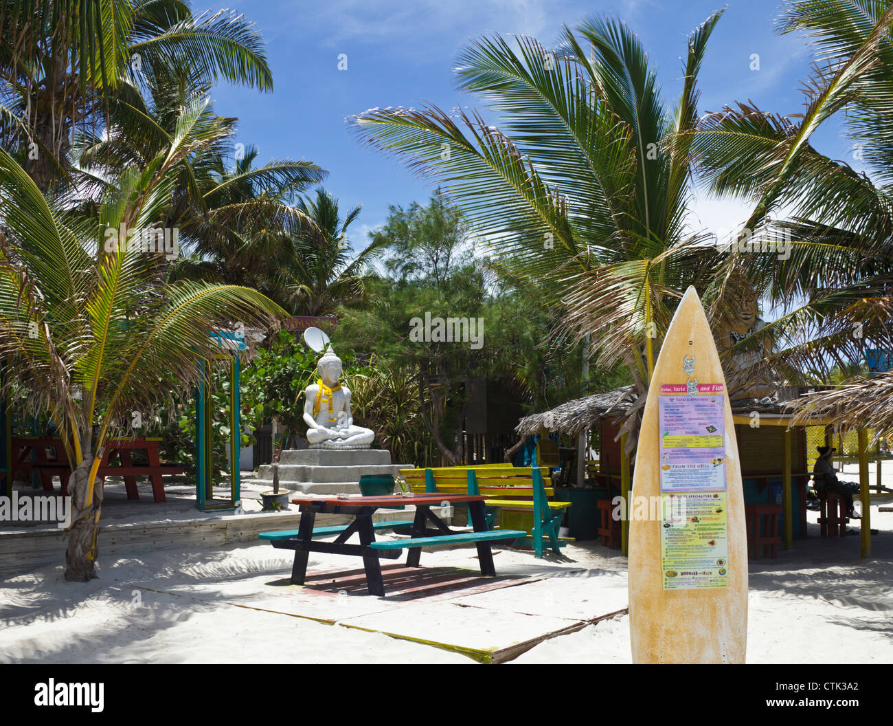 Restaurant menu affiché sur une planche de surf au Bikini Beach à Saint