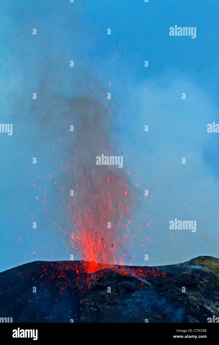 Éruptions volcaniques du volcan Stromboli, Iles Eoliennes, Italie Banque D'Images