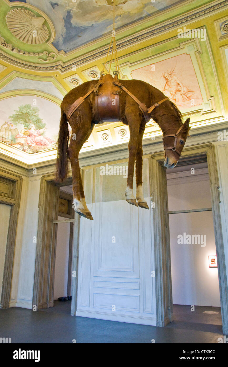 L'Italie, Piémont, Rivoli Rivoli, château, musée d'Art Contemporain, Maurizio Cattelan artwork Banque D'Images