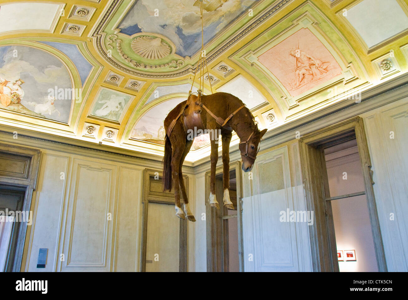 L'Italie, Piémont, Rivoli Rivoli, château, musée d'Art Contemporain, Maurizio Cattelan artwork Banque D'Images