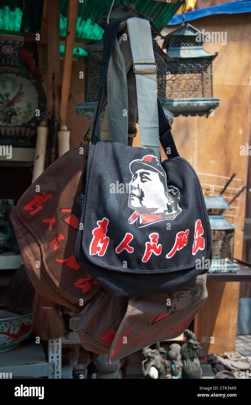 Sac de Mao à Dongtai Lu antique market - Shanghai, Chine Banque D'Images