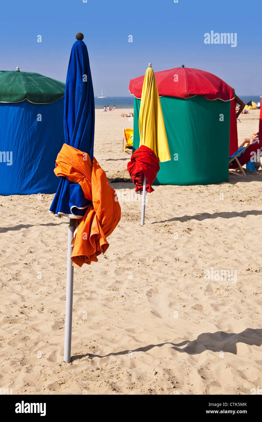 Des parasols de couleur de soleil et parasols à la plage de Deauville - France Banque D'Images