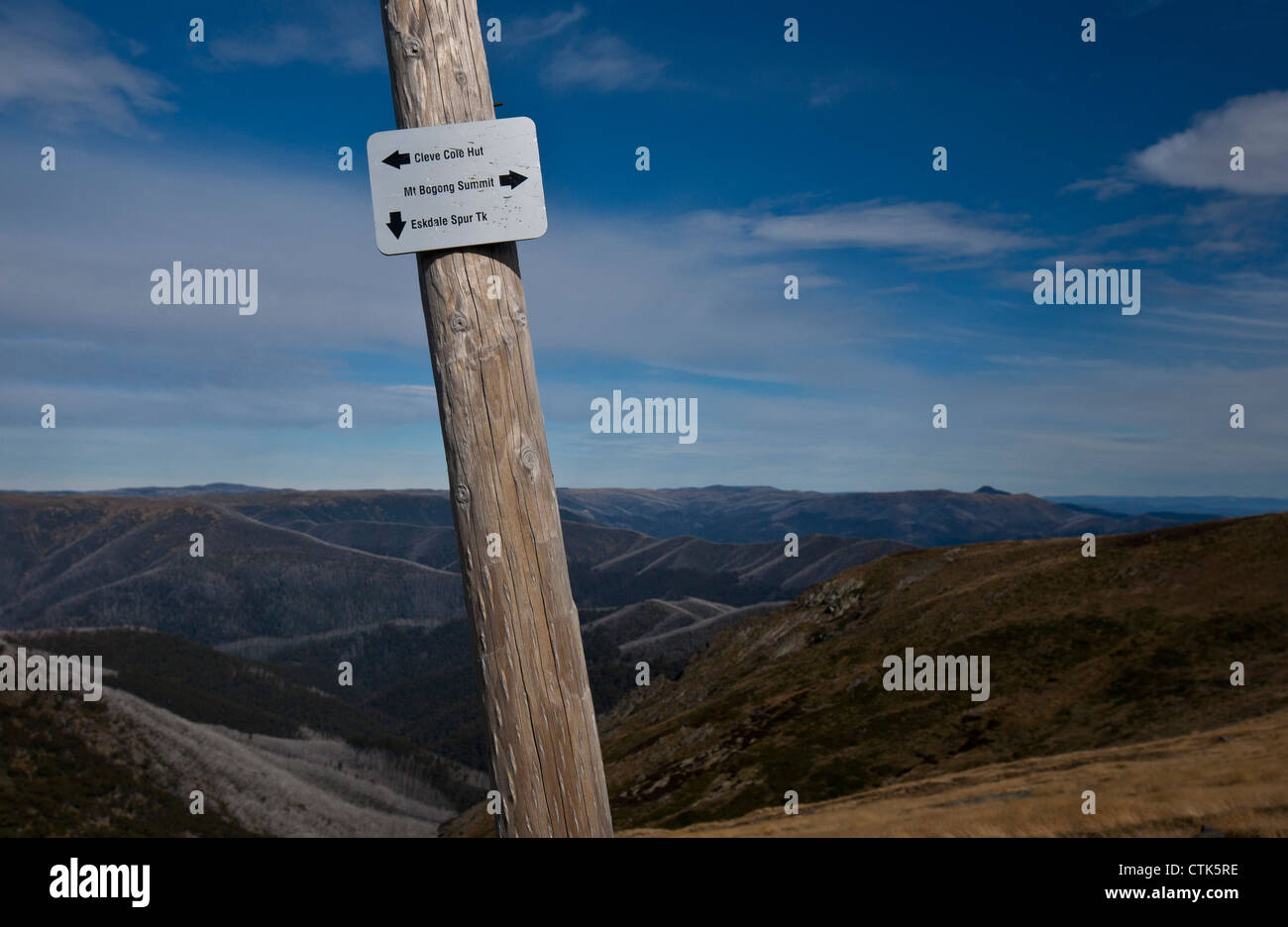 Marqueur de piste sur la piste vers le sommet du Mont Bogong (1986m), le plus haut sommet de Victoria, Alpine National Park, Victoria, Austral Banque D'Images