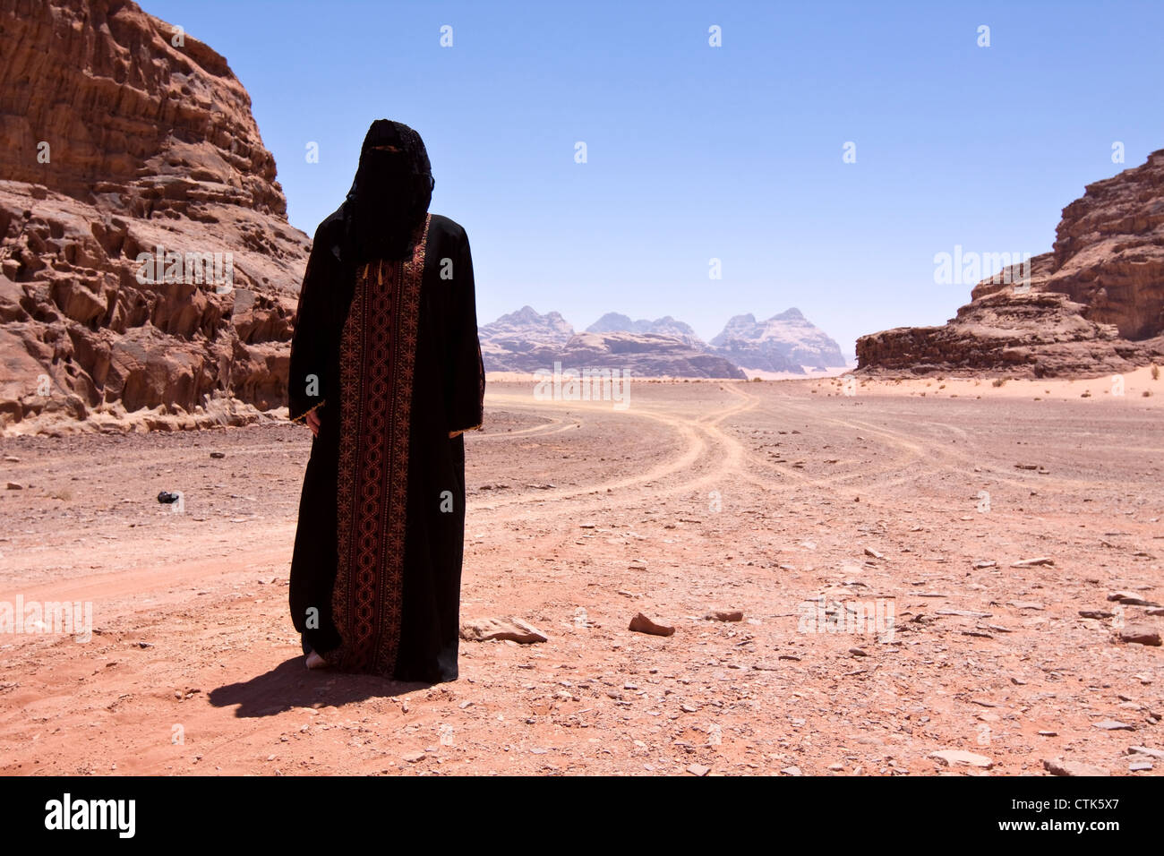 Bédouine avec burqa dans le désert Banque D'Images