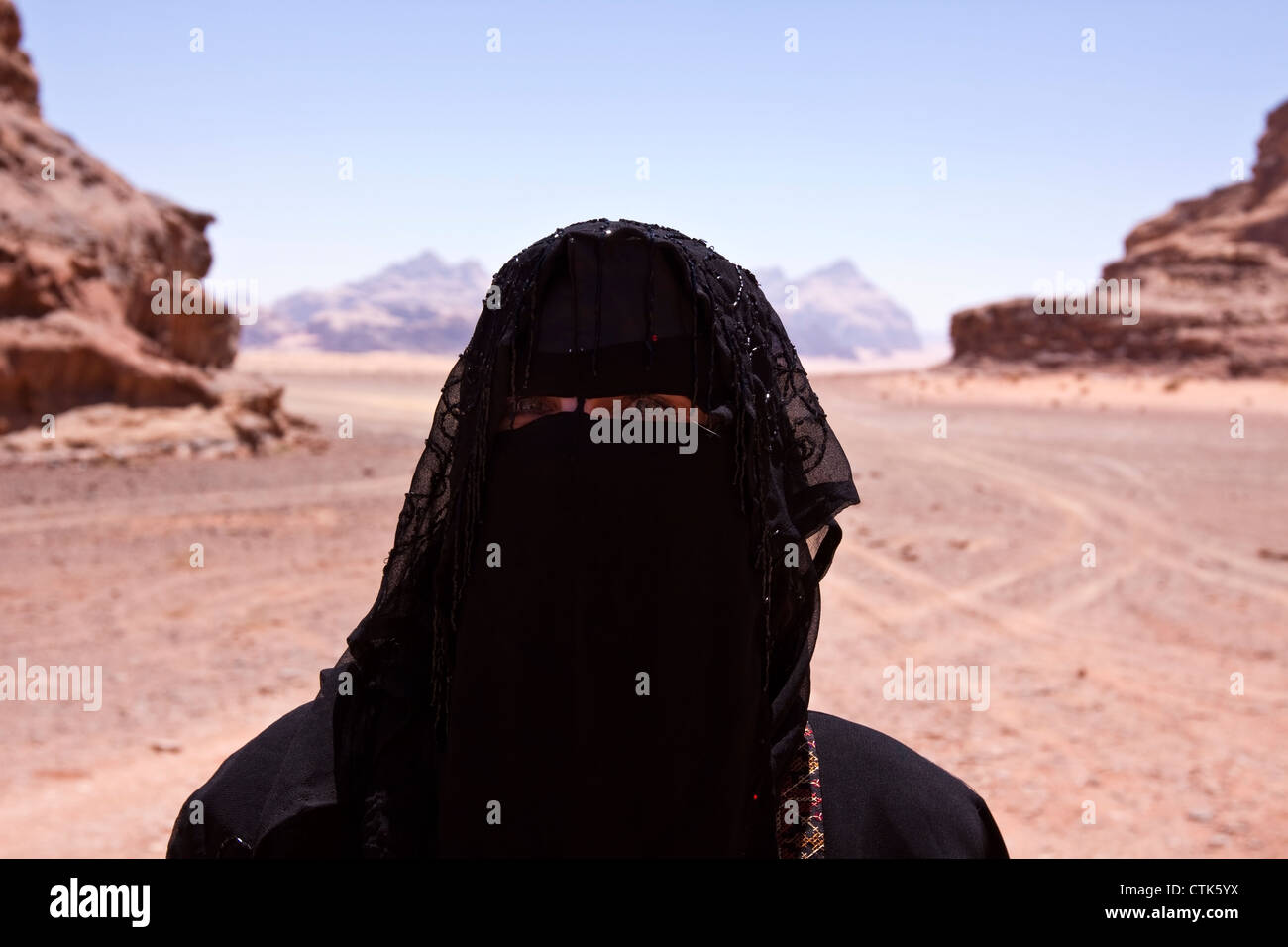 Portrait de femme bédouine avec burqa in desert Banque D'Images