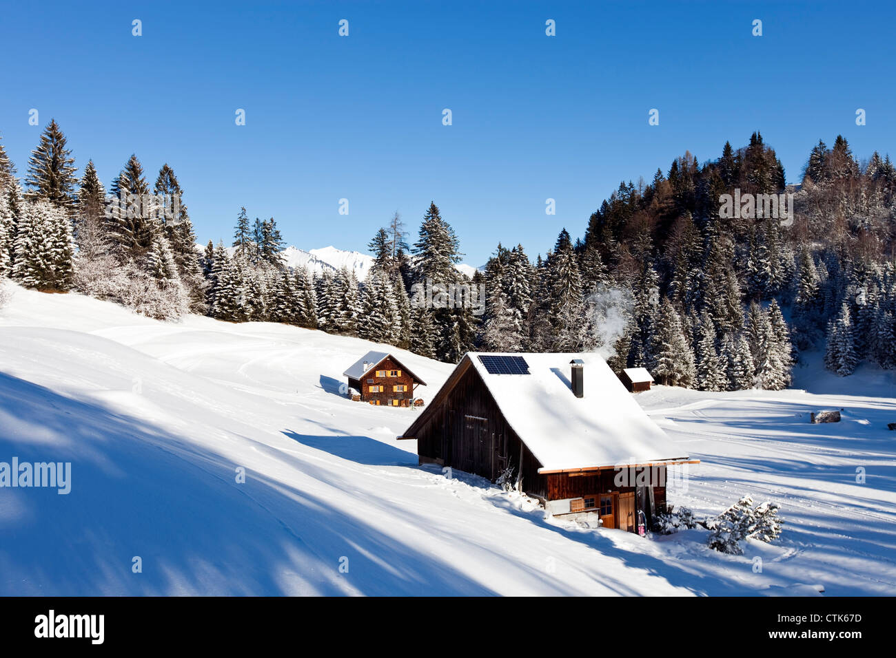 Chalet la solitude dans les Alpes européennes Banque D'Images