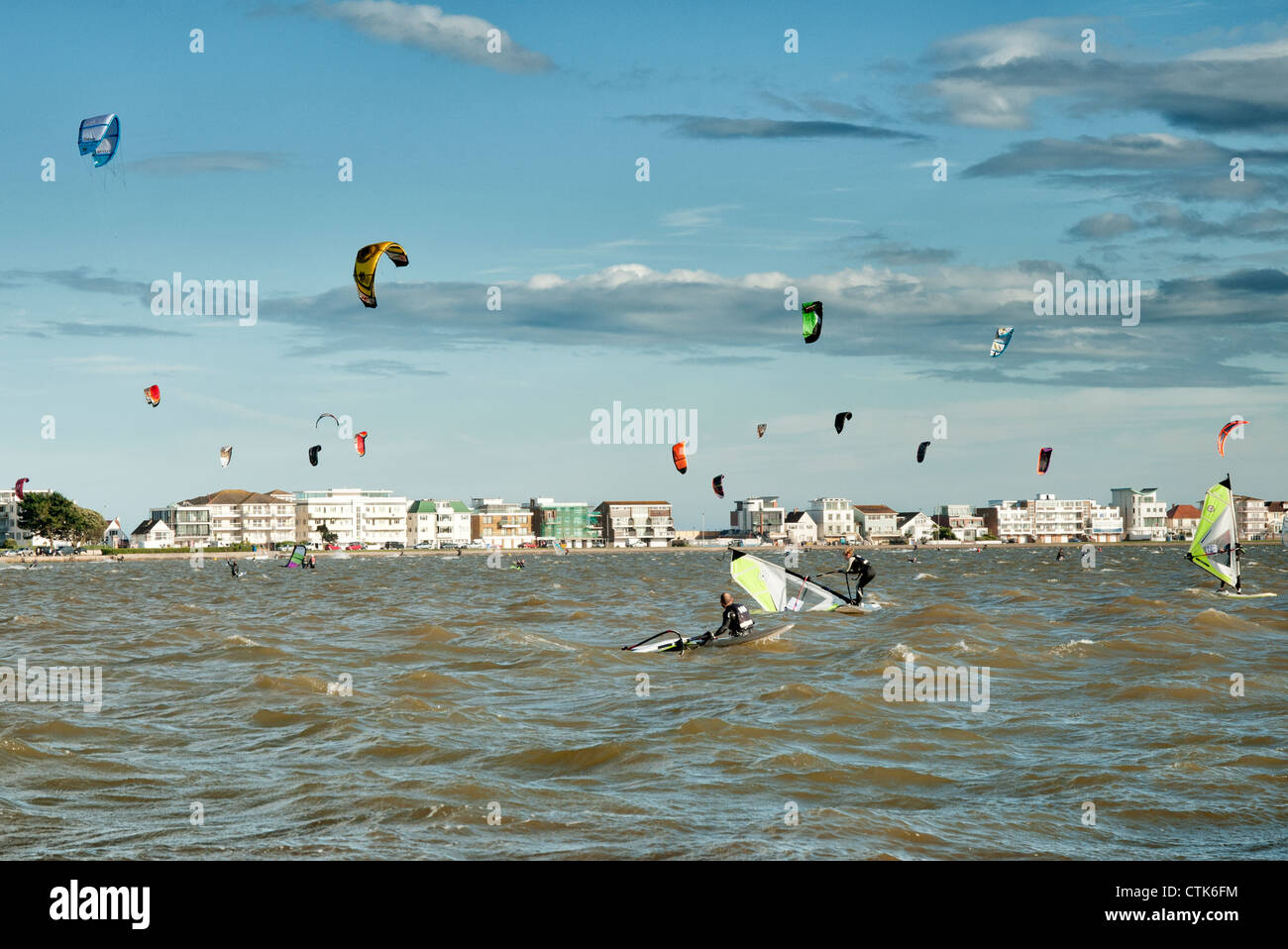 Planche à voile et kite surf à Poole Harbour Banque D'Images