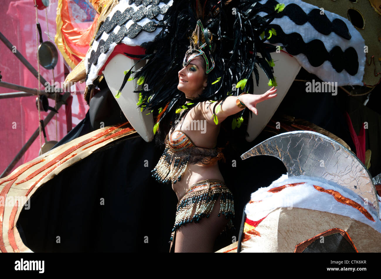Défilé de Hackney . Danseuse exotique sur flotteur carnaval Banque D'Images