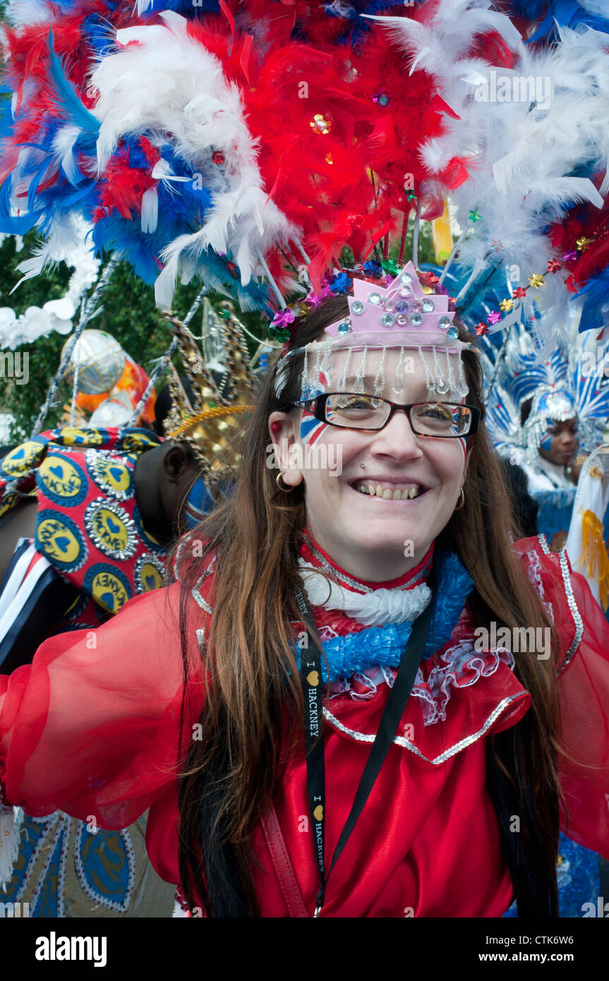 Défilé de Hackney .young woman with glasses and Feather head dress dancing and smiling Banque D'Images