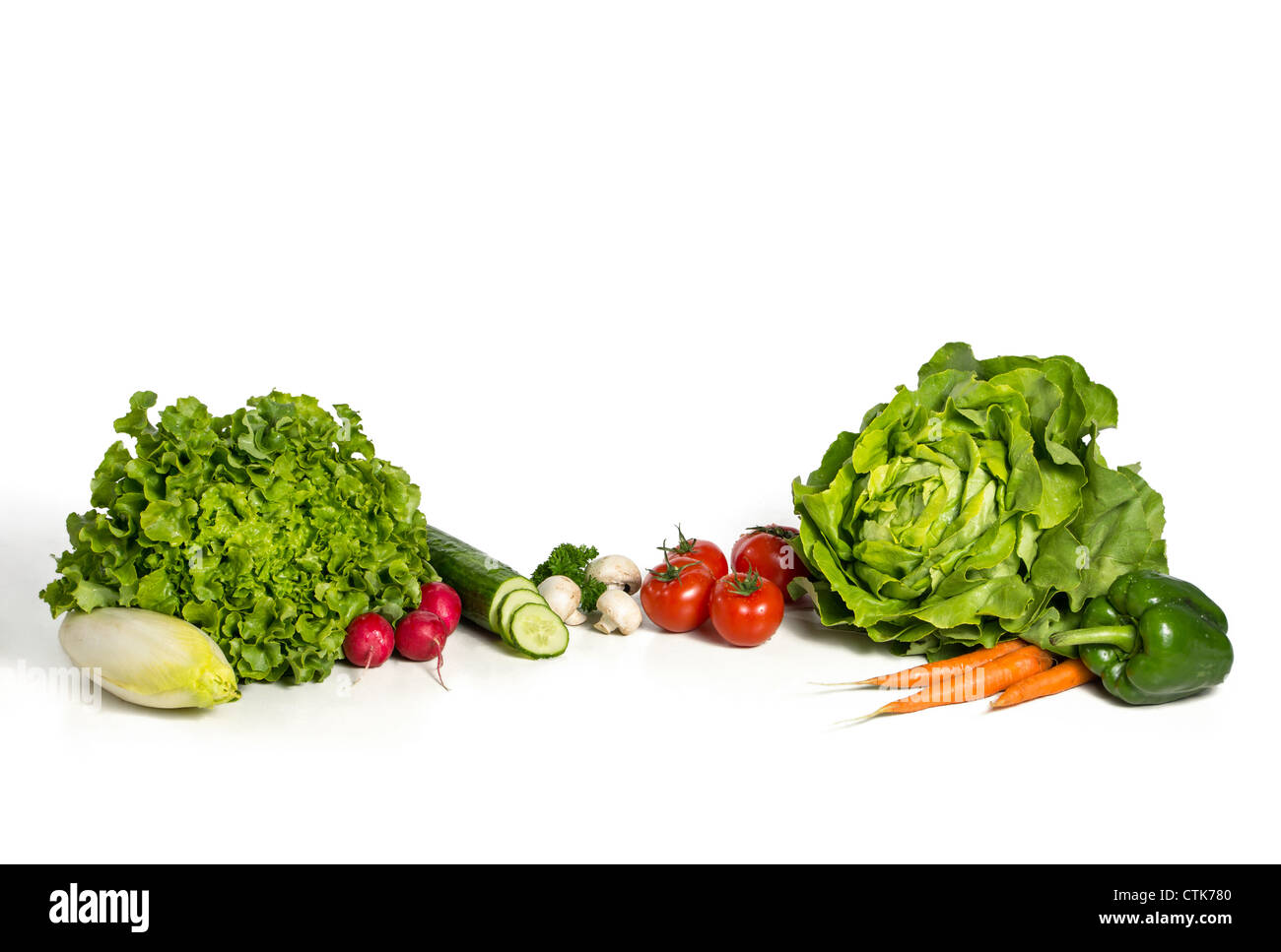 Salade fraîche et les légumes dans un groupe isolé sur fond blanc Banque D'Images