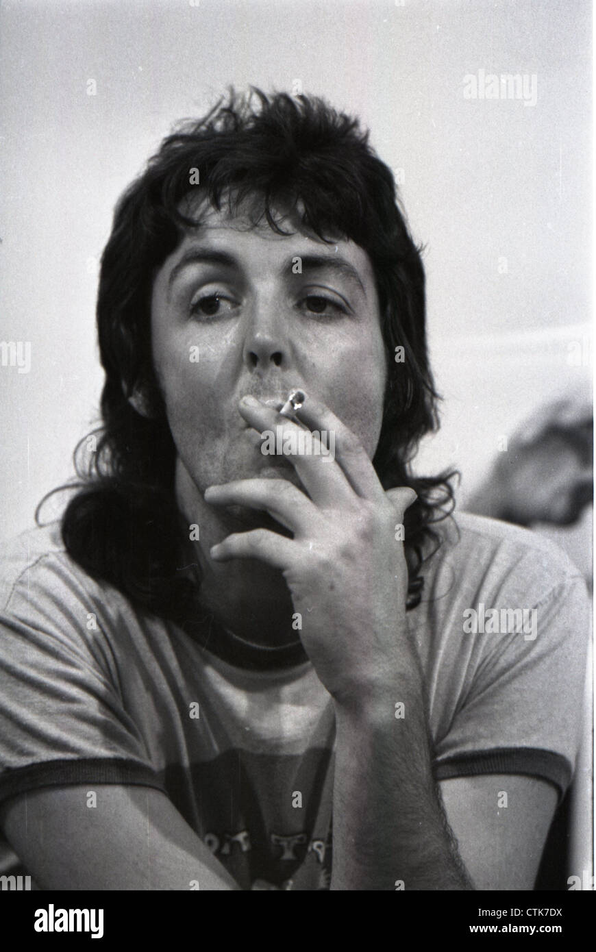 003822 - Paul McCartney en coulisses pendant les ailes 1973 UK Tour Banque D'Images