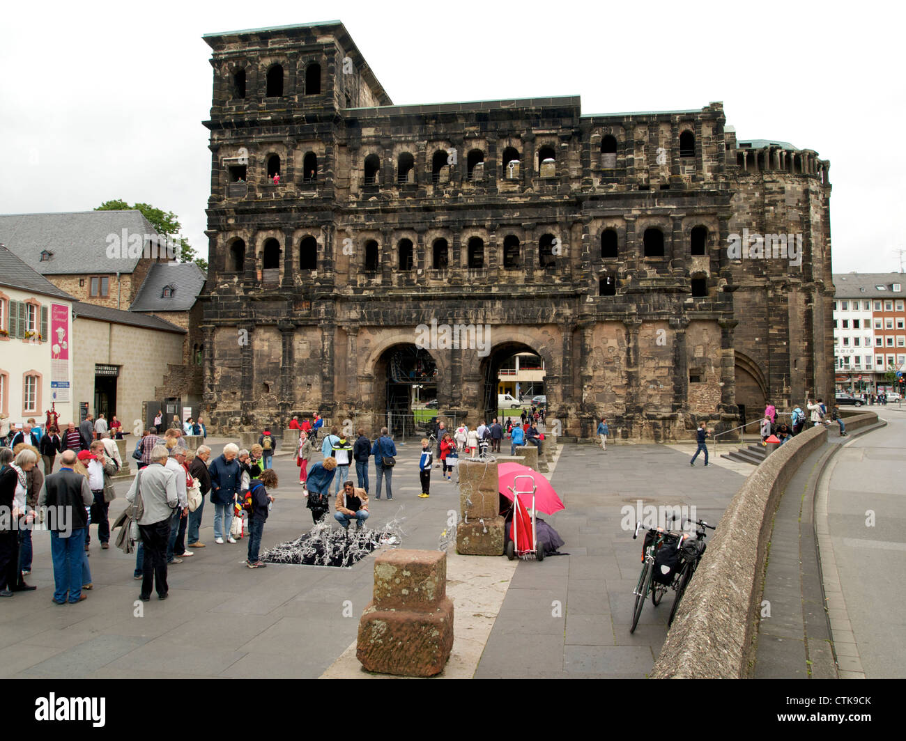 La célèbre Porta Nigra romaine de Trèves en Allemagne, avec de nombreux touristes et visiteurs Banque D'Images